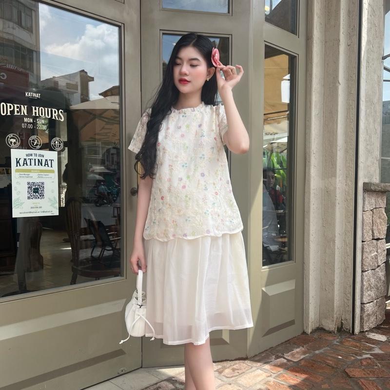 Đầm bầu thêu hoa cổ xếp bèo váy voan liền thân xinh xắn cho mẹ mang bầu và sau sinh - Kem