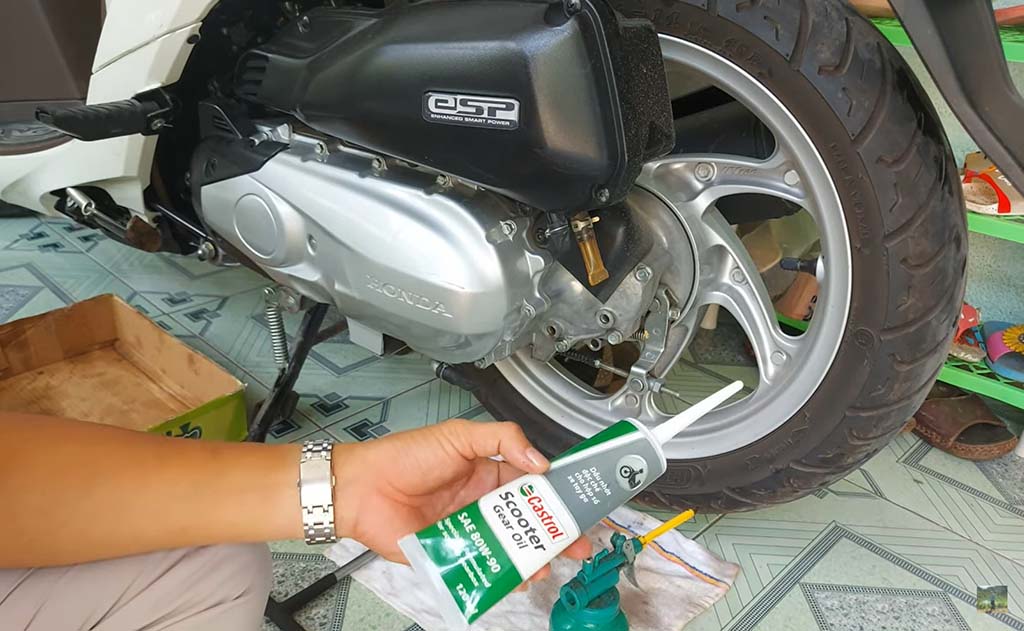 Dầu Láp cho xe tay ga Castrol Scooter Gear Oil 0,12 Lít (120 ML)