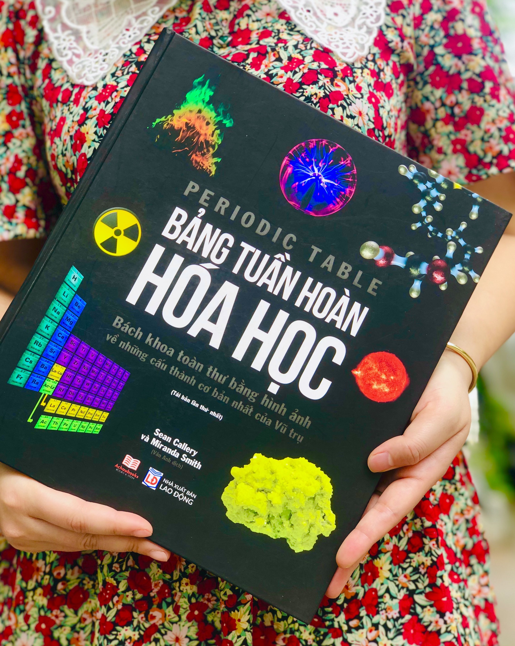 Sách Bảng Tuần Hoàn Hóa Học ( sách lỗi nhẹ ) -  Tập Hợp Đầy Đủ các Nguyên Tố Trong Bảng Tuần Hoàn, Từ Actini Đến Zirconi ( Với Hình Ảnh Đẹp, Trình Bày Dễ Hiểu ) - Á Châu Books, Bìa Cứng In Màu
