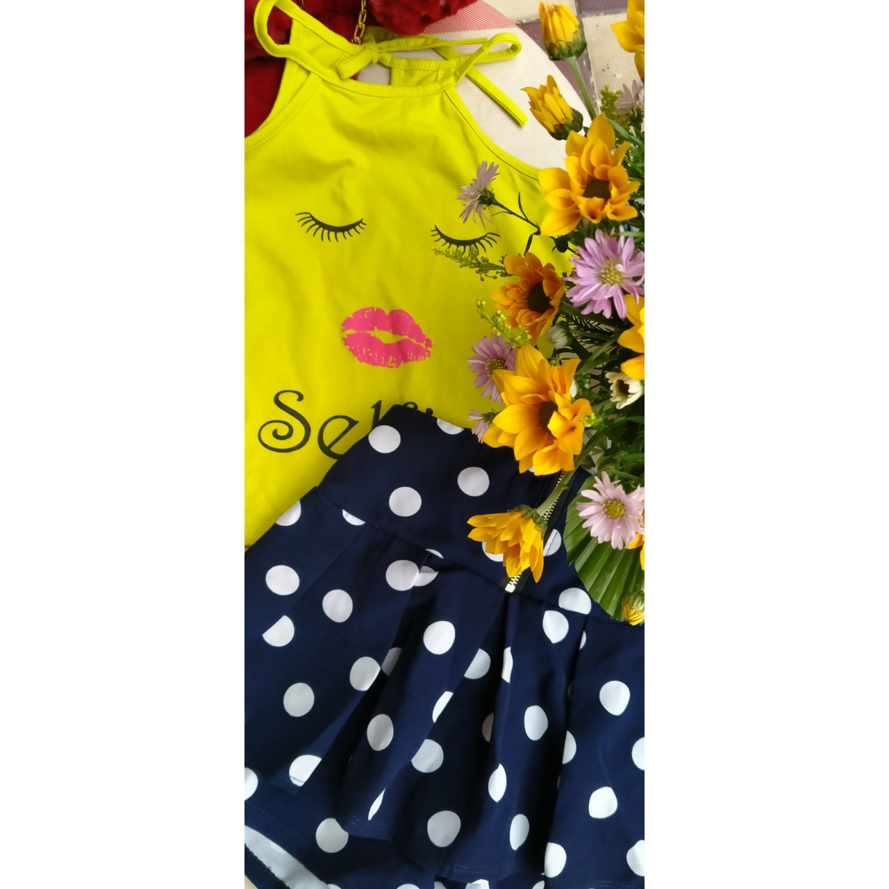 Set đồ bé gái gồm áo yếm thun cotton phối váy kate lụa xanh chấm bi trắng có quần bên trong