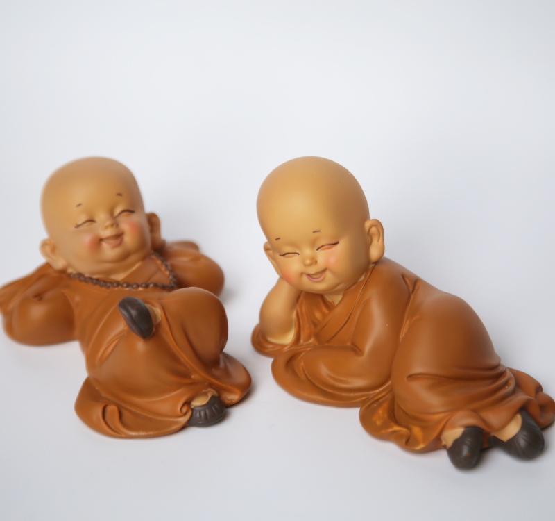 Bộ tượng 2 chú tiểu vàng nằm thư giản
