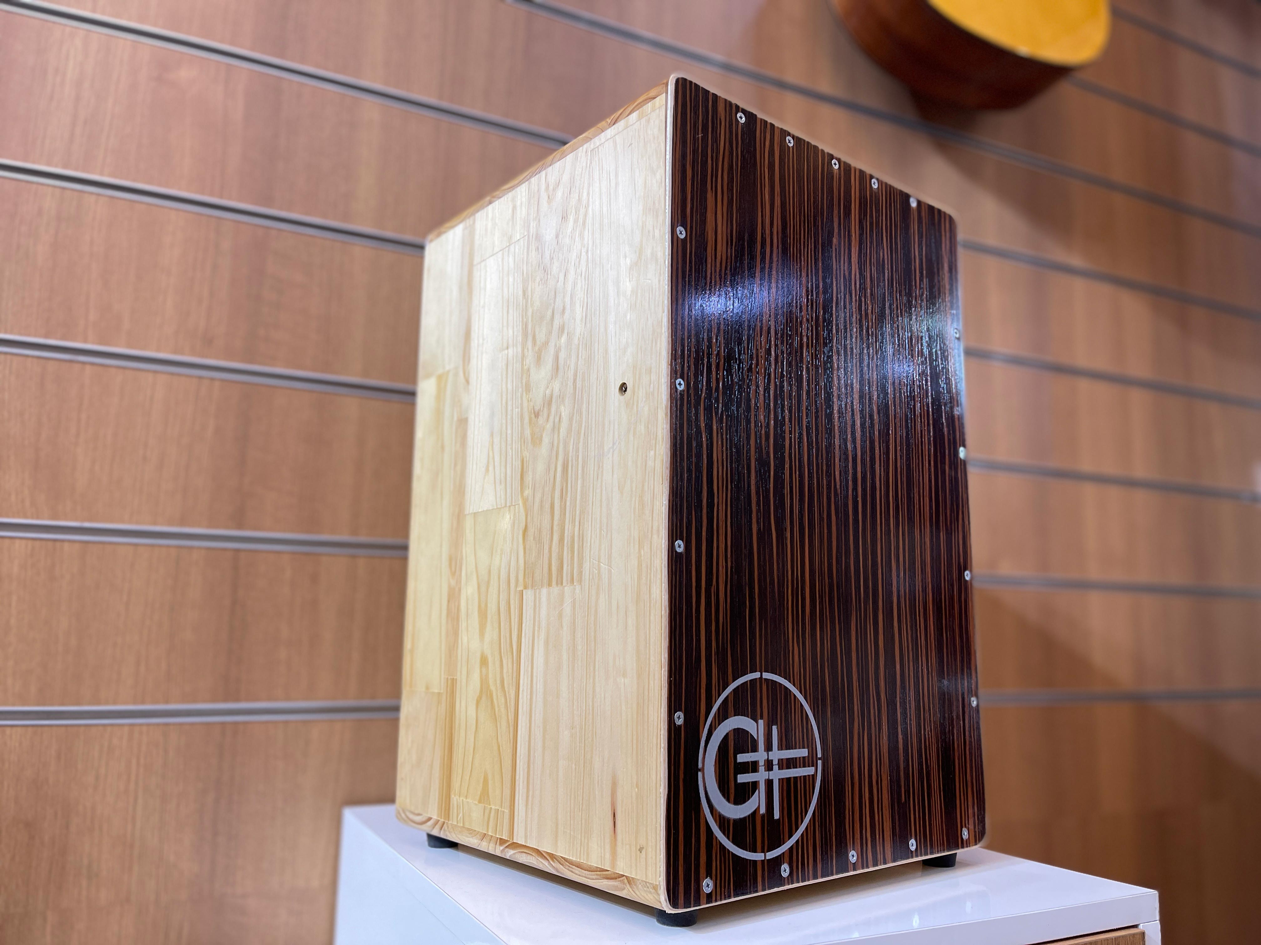 Trống Cajon T6A-X2022 có cần gạt kim loại