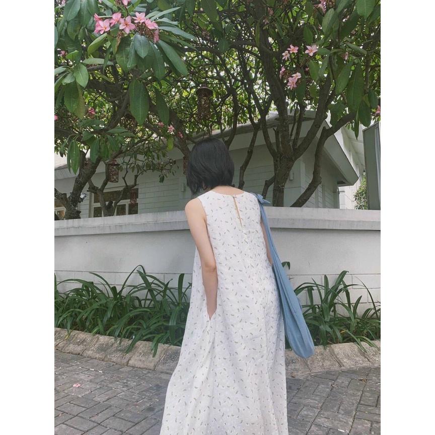 Đầm maxi trắng form rộng dáng suông dài MiNhi in hoa nhí, sát nách cổ tròn mặc đi biển