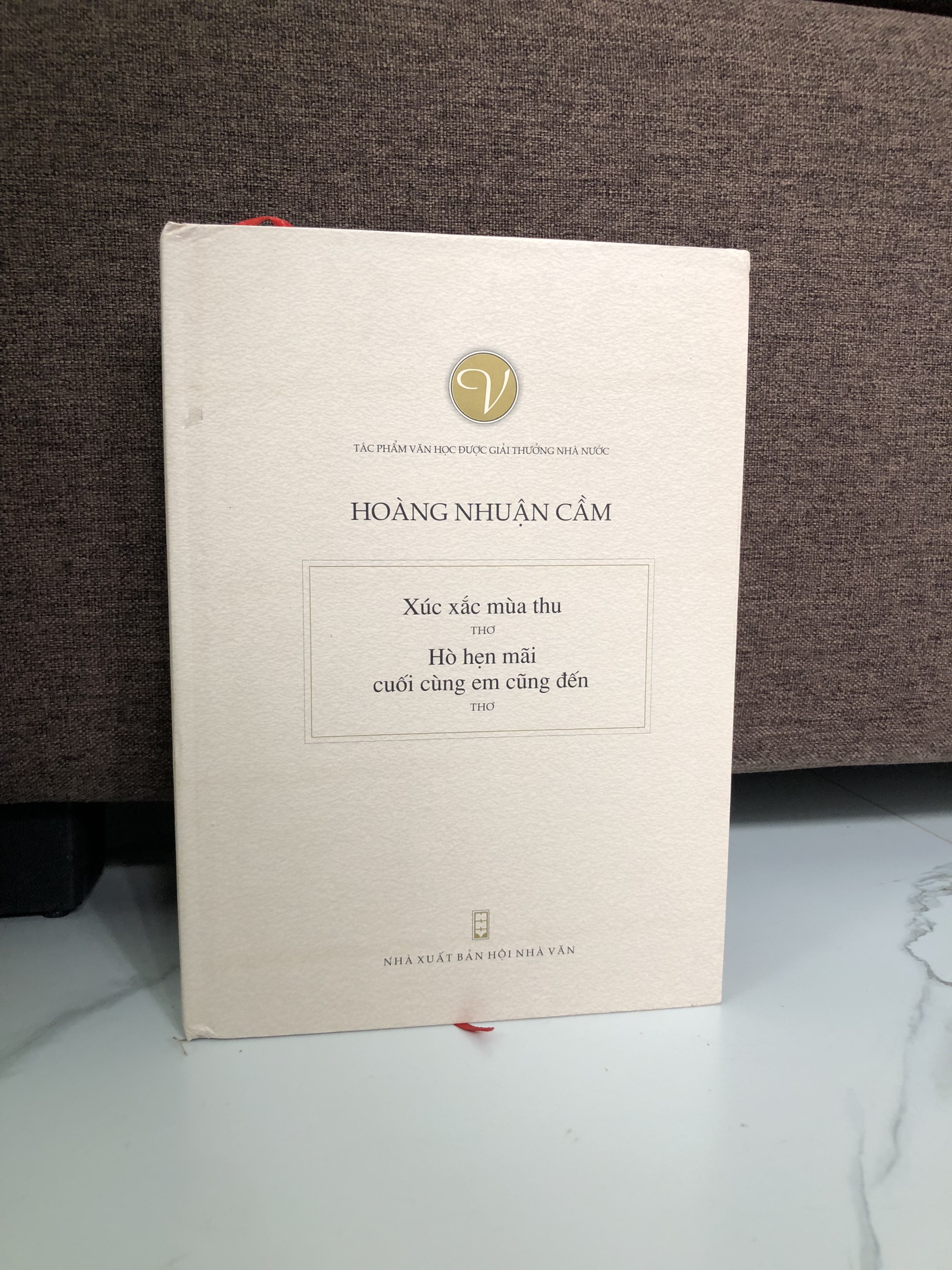 Tuyển tập thơ Hoàng Nhuận Cầm: Xúc xắc mùa thu - Hò hẹn mãi cuối cùng em cũng đến (Tác phẩm văn học được giải thưởng Nhà nước)