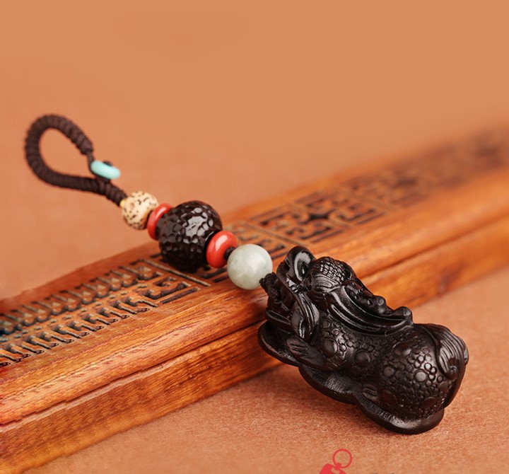 Dây treo phong thủy trên ô tô, Móc treo trang trí ô tô kỳ lân phong thủy bằng gỗ mun PKXH-170