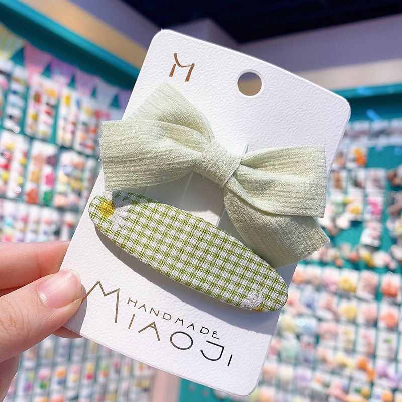 Set 2 Kẹp Tóc Caro Và Nơ Hoa Cúc Khuyết Tật