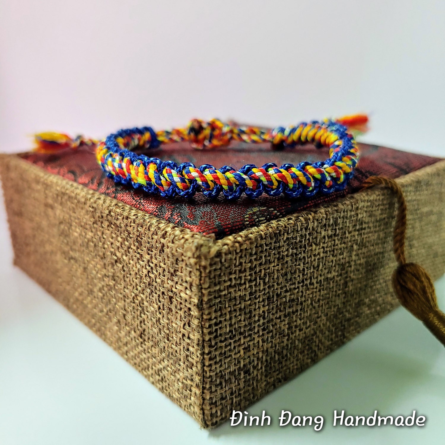 [HCM] Đinh Đang Handmade _ Vòng tay thắt thủ công _  Dây ngũ sắc phối dây đỏ/ xanh (Không bao gồm hộp