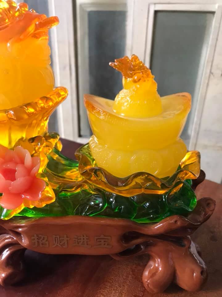 Tượng 2 Con Cóc Vàng Phong Thủy để bàn ngồi trên Thỏi Vàng To Đầy Hoa Đẹp Size Cao 20cm Ngang 20cm Sâu 11cm Hợp Anh Chị Mệnh Kim Thổ Thủy ạ