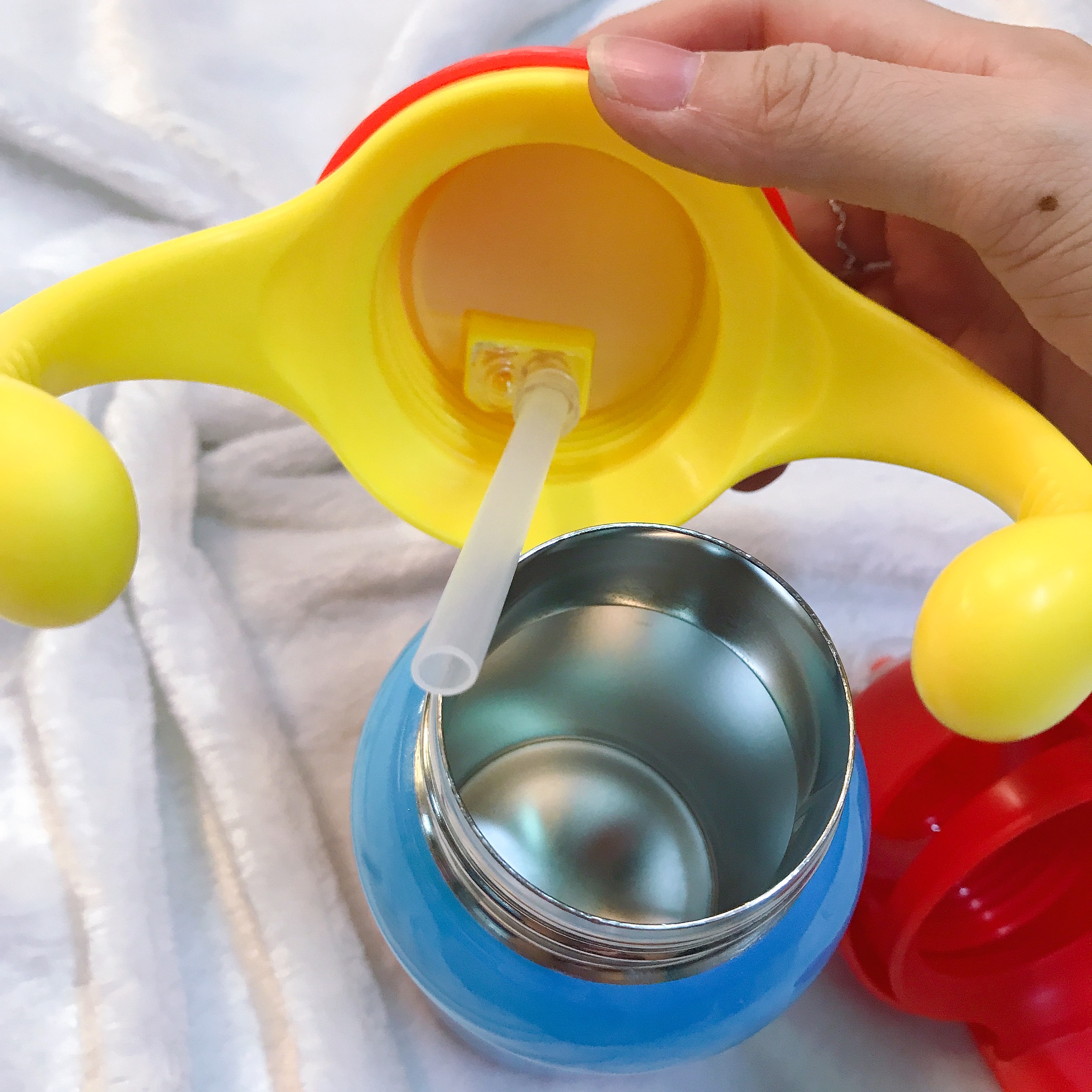 Bình nước giữ nhiệt 2 quai cầm kèm 2 nắp thay hình xe lửa Thomas and Friends màu đỏ cho trẻ em, bé trai  - TM4506-DO