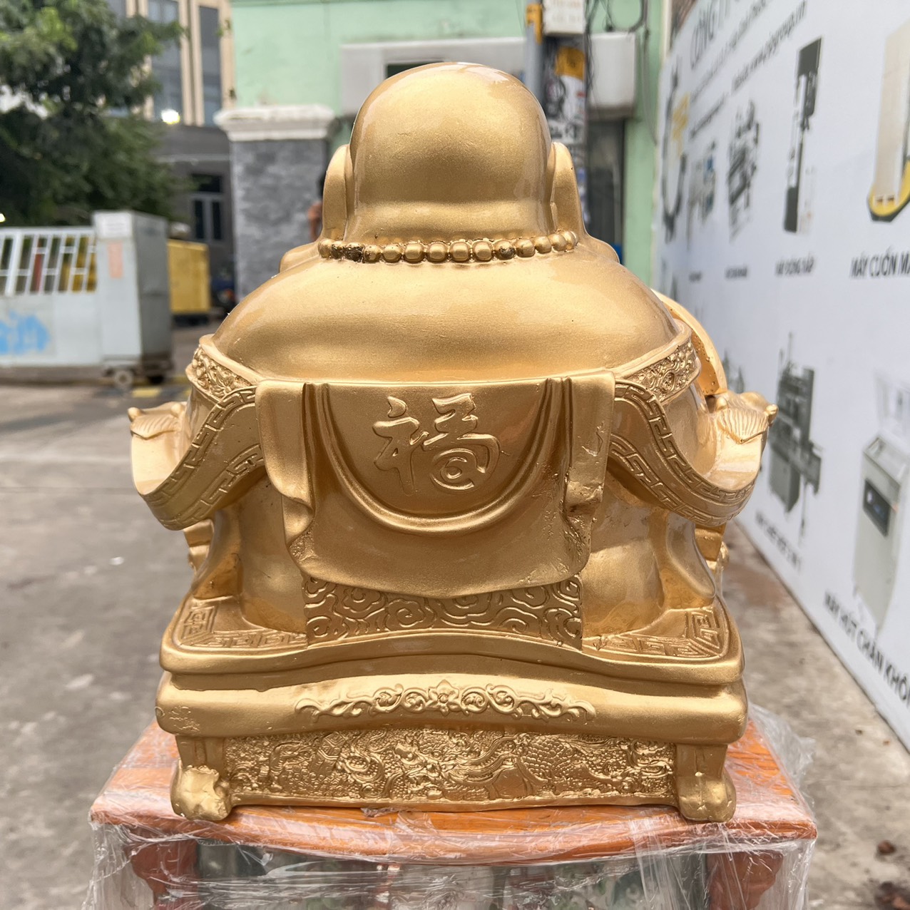 Tượng Di Lặc bột đá màu vàng đồng tay cầm quạt và thỏi vàng cao 37cm