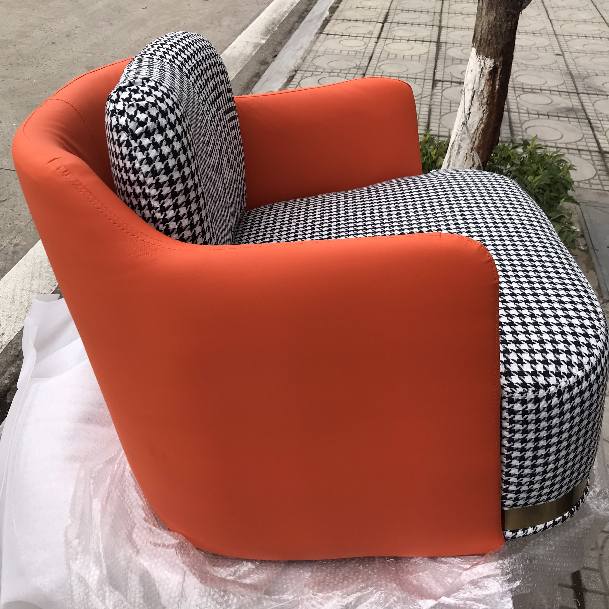 Ghế Sofa Đơn Chân Sắt Mạ Vàng Nệm Nỉ Tựa Lưng Da Cao Cấp, Sofa Nỉ Phòng Khách, Ghế Salon Trang Trí Nhà Đẹp