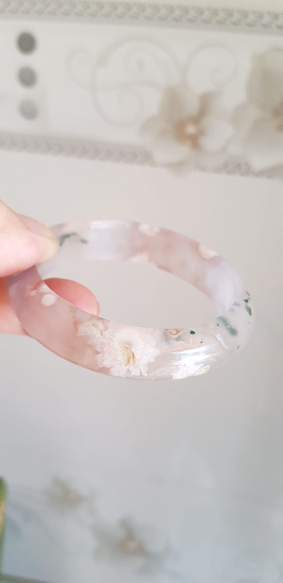Vòng tay Nữ Bản Hẹ Mới Đá Mã Não Trắng Bông Tuyết Trắng trong chấm xanh bóng quá đẹp luôn Vòng Ni 50mm  x Cao 13mm x dầy 7mm Nữ mệnh Kim Mệnh Thủy Nữ Cân nặng 47kg - 51kg đeo xinh tay đẹp lắm ạ