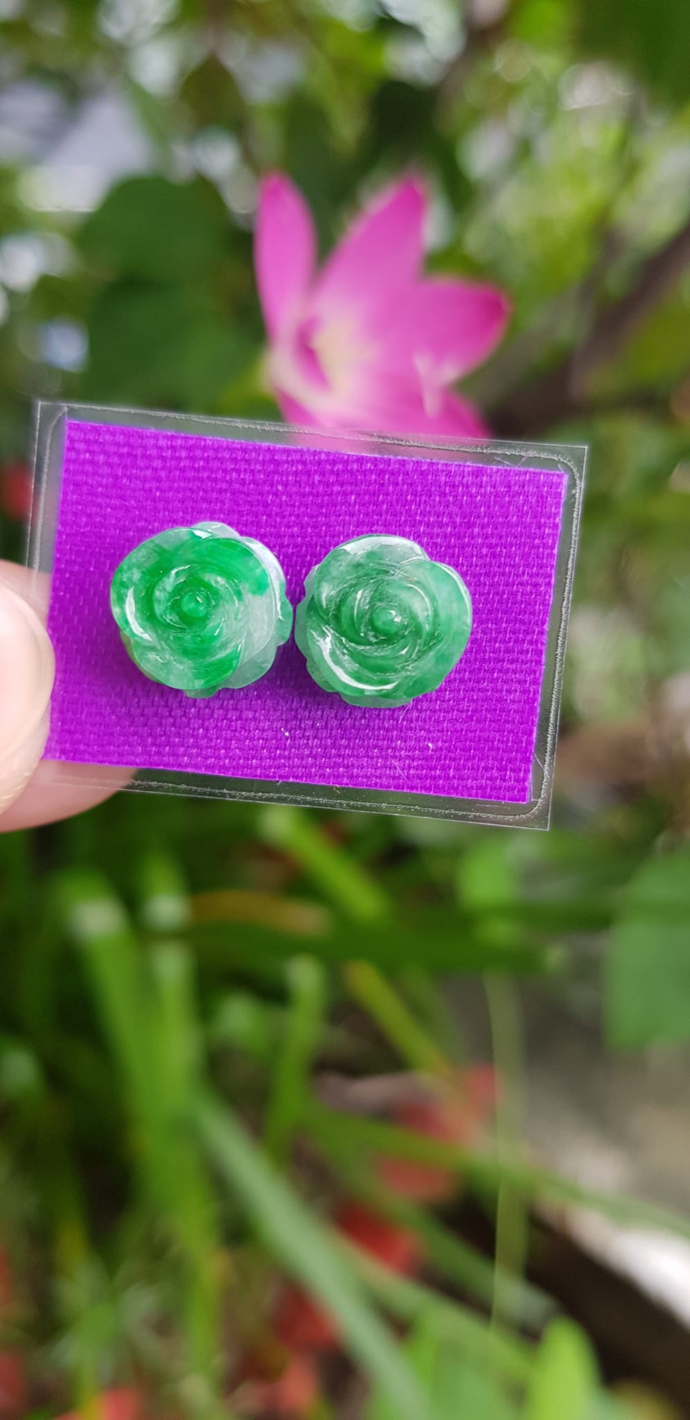 Đôi bông tai nữ mới bông hồng nổi đẹp size đk 10mm x cao 5mm đá cẩm thạch xanh tự nhiên lý tươi xíu trắng nhẹ rất xinh các Chị em về bọc vàng lên đeo đẹp sang tai lắm nhé