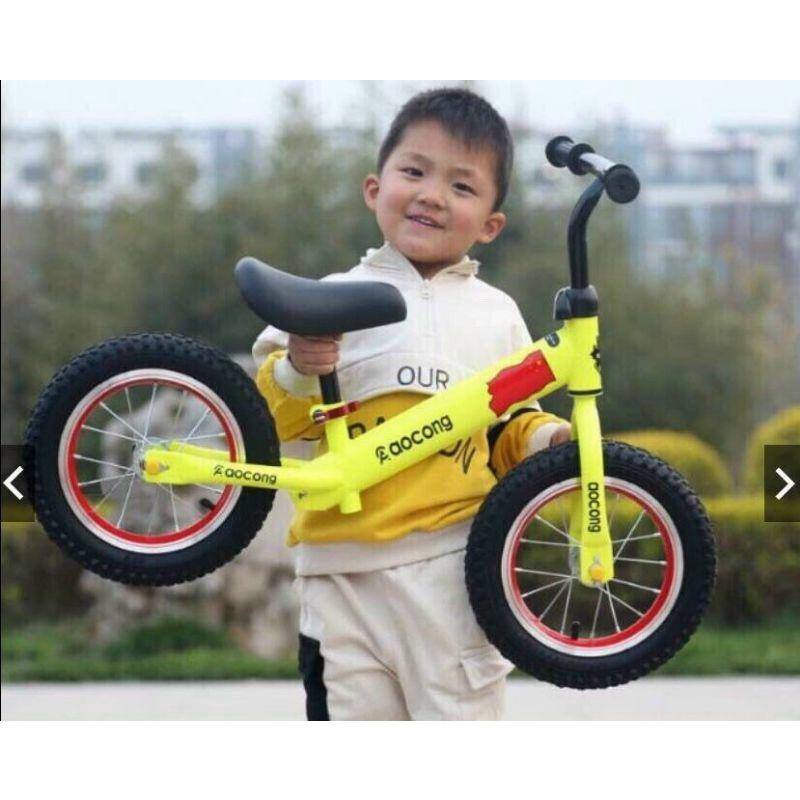 Xe Thăng Bằng Chòi Chân Cho Bé giúp bé vận động rèn luyện sức khoẻ và nhanh biết đi xe đạp