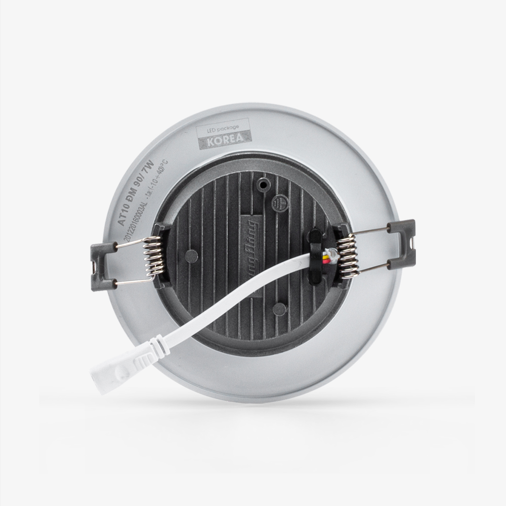 Đèn LED âm trần downlight 7W thay thế đèn compact âm trần 15W, tuổi thọ gấp 2,5 lần, tiết kiệm 50% điện năng, độ sáng ít suy giảm ... Model: AT10 ĐM 90/7W.