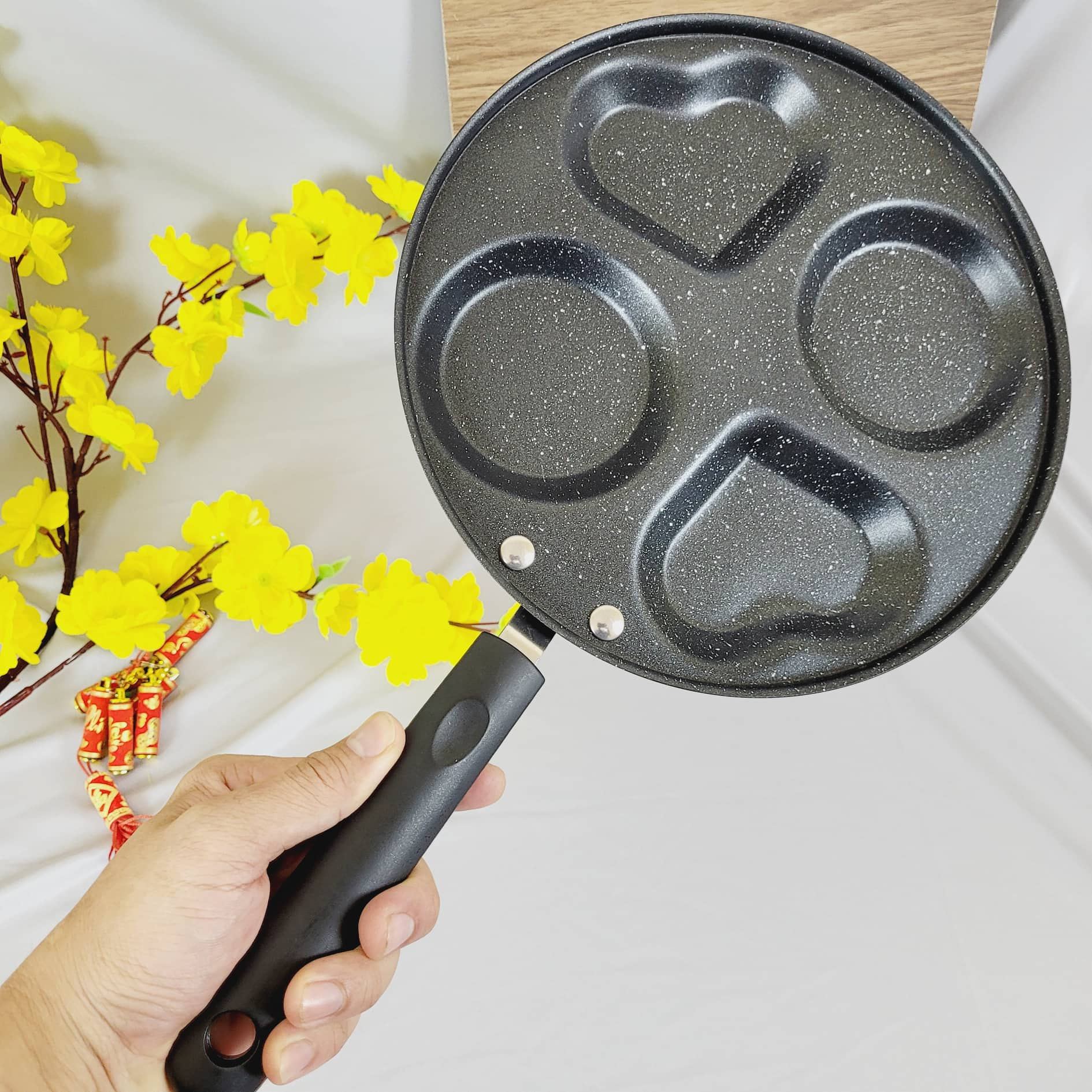 Chảo CHIÊN TRỨNG 4 ngăn hình TIM TRÒN - VÂN ĐÁ CHỐNG DÍNH cao cấp 25cm. Chảo dùng Làm Bánh Rán Đoremon, PanCake 4 Ngăn Tiện Dụng