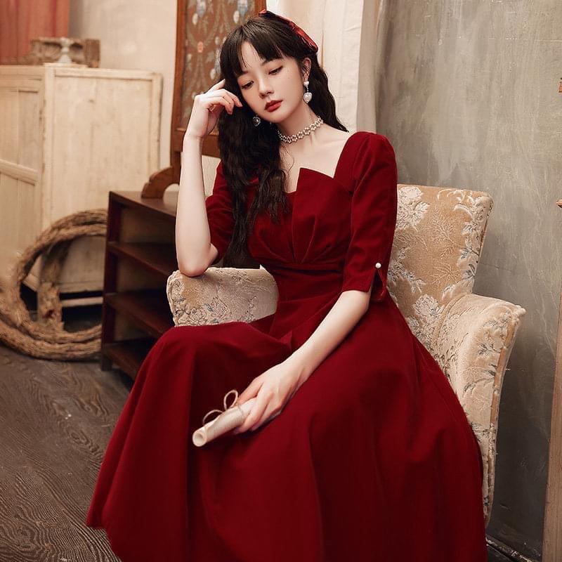 Đầm nhung đỏ đô xoè cổ cách điệu dáng dài 105cm