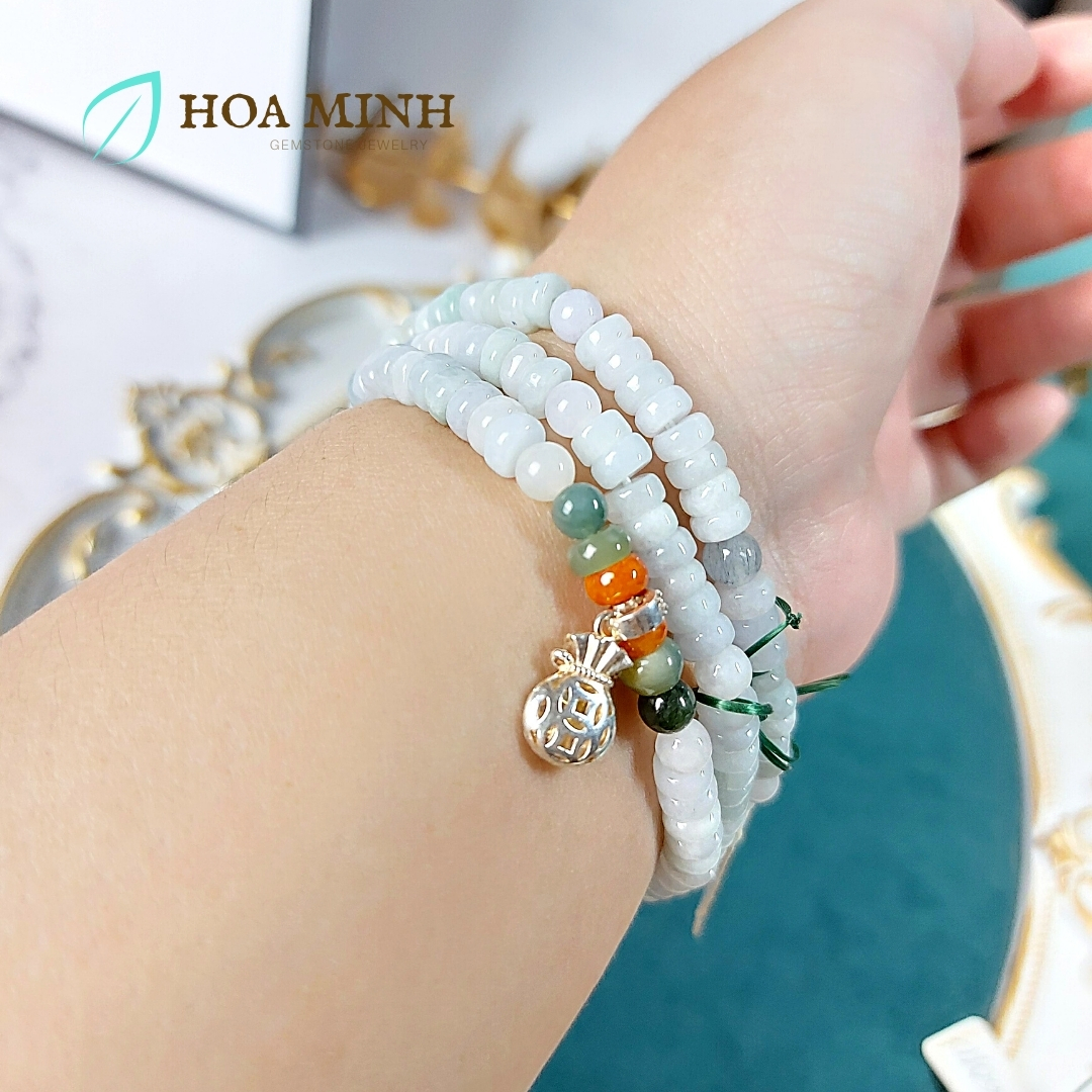 Vòng tay vòng chuỗi Ngọc Cẩm Thạch trắng nếp 5.7 li kiểu bánh xe quấn 3 vòng, phối charm túi tiền bạc, viên Cẩm Thạch Huyết