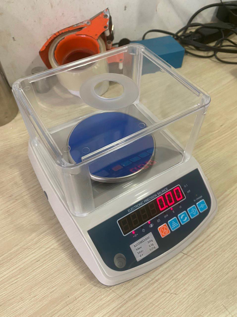 Cân điện tử CÂN MỦ CAO SU KD TBED300 Mức cân 600g độ đọc 0.01g cân kỹ thuật hiện đại chính xác đến từng gram