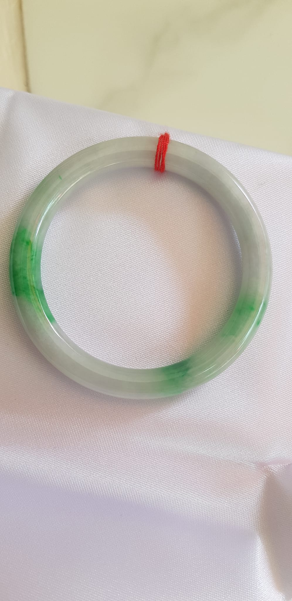 Vòng Cẩm Thạch tự nhiên đẹp Tr Lý Sao 47mm x chột 6,5mm Vòng màu trắng sữa điểm xanh lý đậm bóng mượt đẹp xinh sang tay lắm Nữ tay nhỏ 30kg - 47kg đeo đẹp ạ