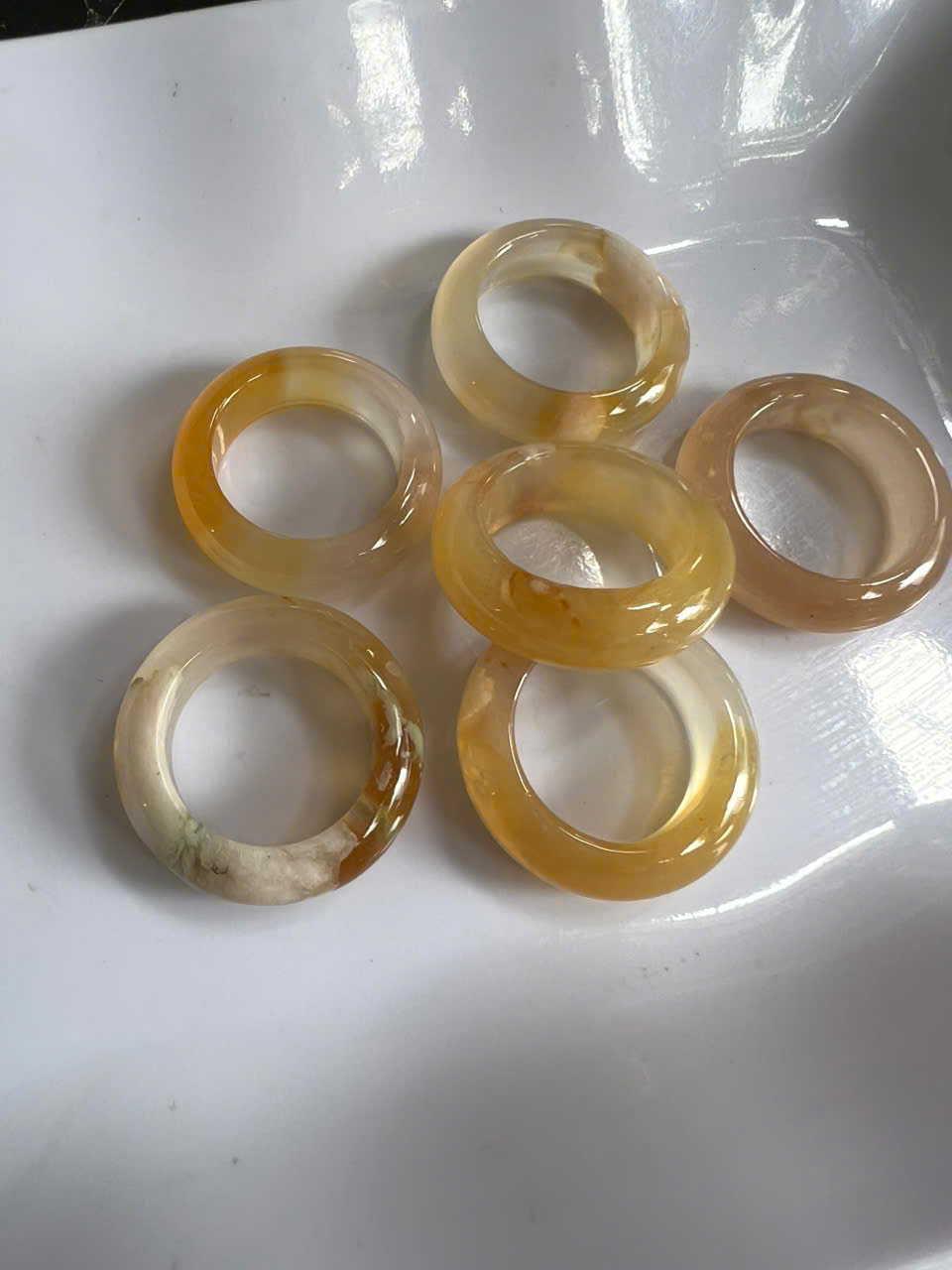 Nhẫn Nữ mới Đá Mã Não Bông Vàng Trắng Đậm Nhạt Bóng Đẹp Ni 17mm Cao 7mm Dầy 4mm Chị em Nữ mệnh Kim mệnh Thủy mệnh Thổ đeo lên tay xinh xắn may mắn ạ