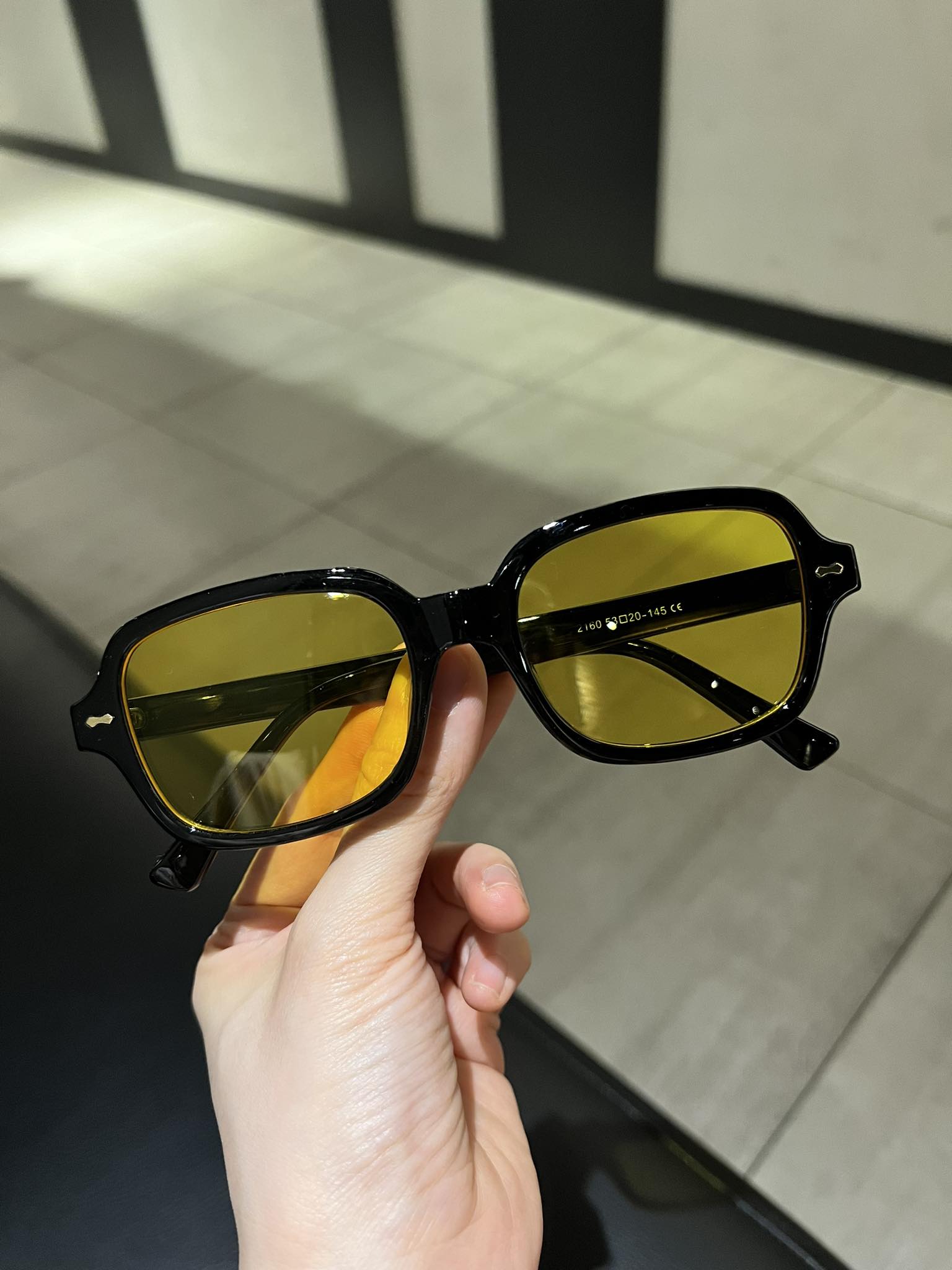 Kính râm vàng gọng nhựa thời trang