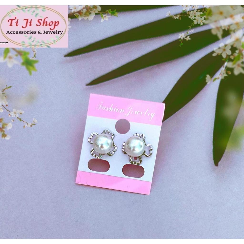 BÔNG TAI NỮ INOX HOA MÀU TRẮNG GẮN NGỌC TRAI NHÂN TẠO SANG TRỌNG