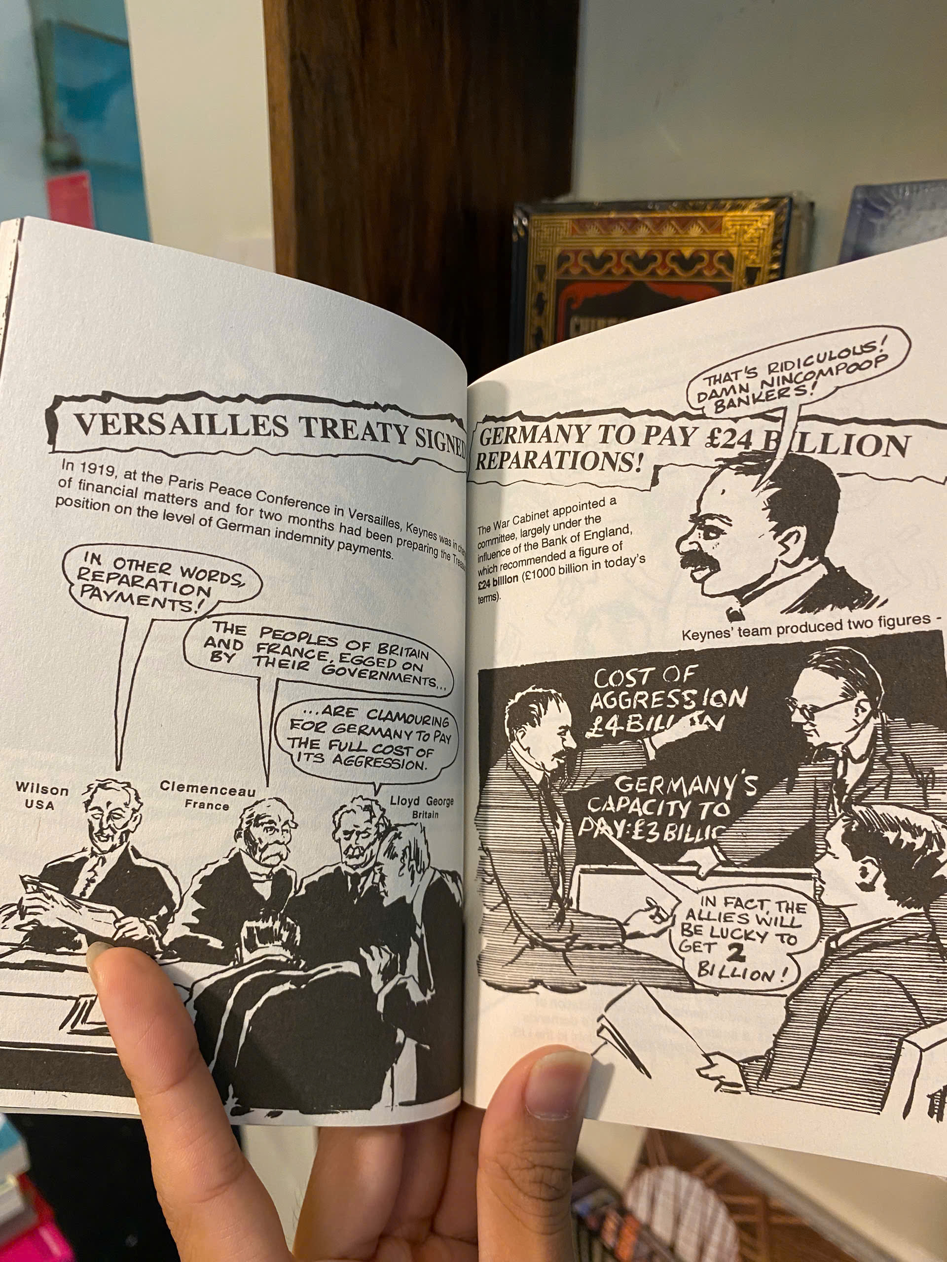 Sách - Introducing Keynes: A Graphic Guide by Peter Pugh | Economics English Book / Ngoại văn