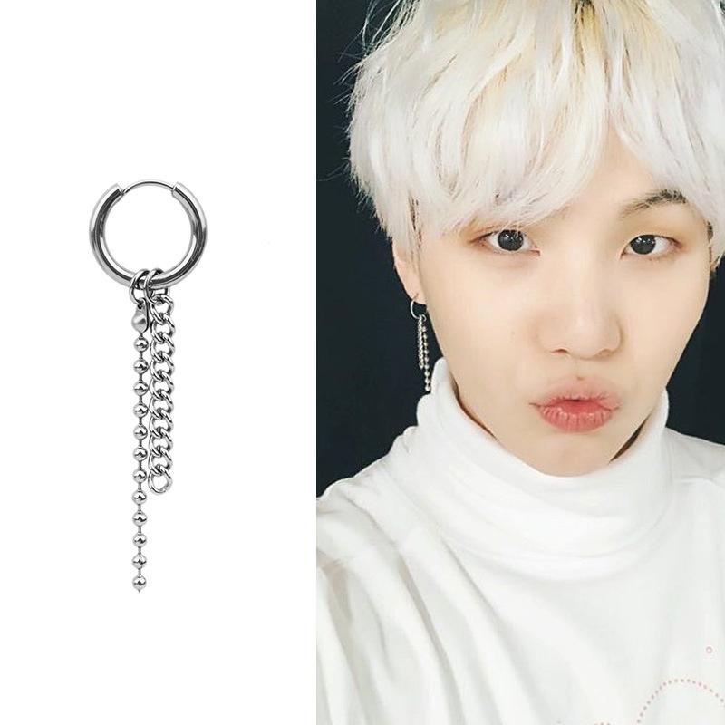 Khuyên tai giống Suga BTS đeo 1 bên