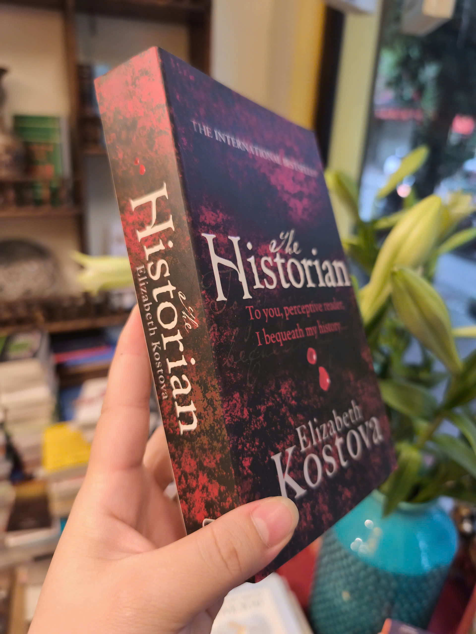 Sách - The Historian by Elizabeth Kostova | Historical Fiction / Fantasy / Văn học Lịch sử Nhập khẩu