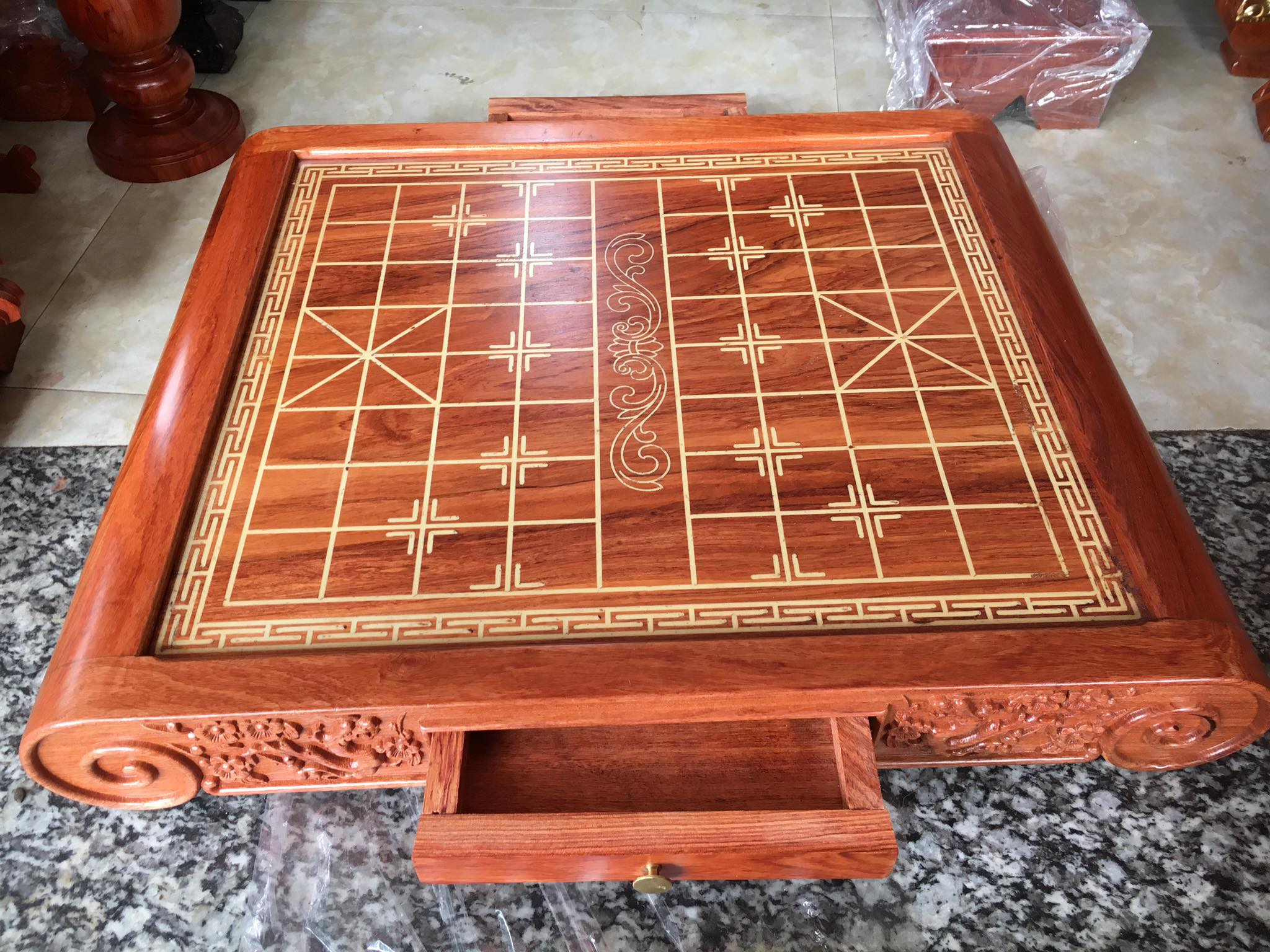 Bàn cờ gỗ Hương họa tiết hoa mai hàng siêu đẹp