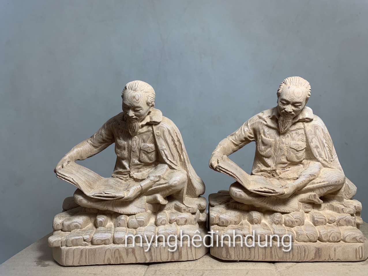 Tượng chân dung bác hồ đọc sách  bằng gỗ ngọc am thơm nức kt 15×13×9cm