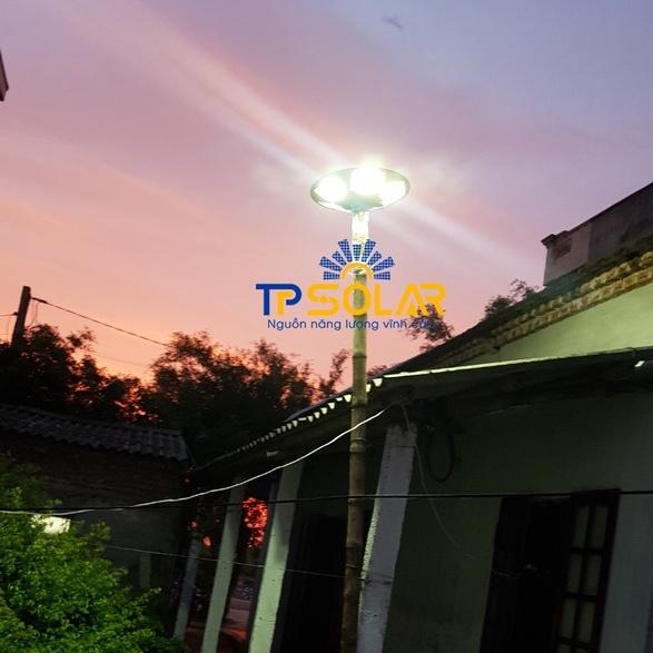 Đèn Sân Vườn Năng Lượng Mặt Trời TP Solar TP-U500 Công Suất 500W Cảm Biến Chuyển Động