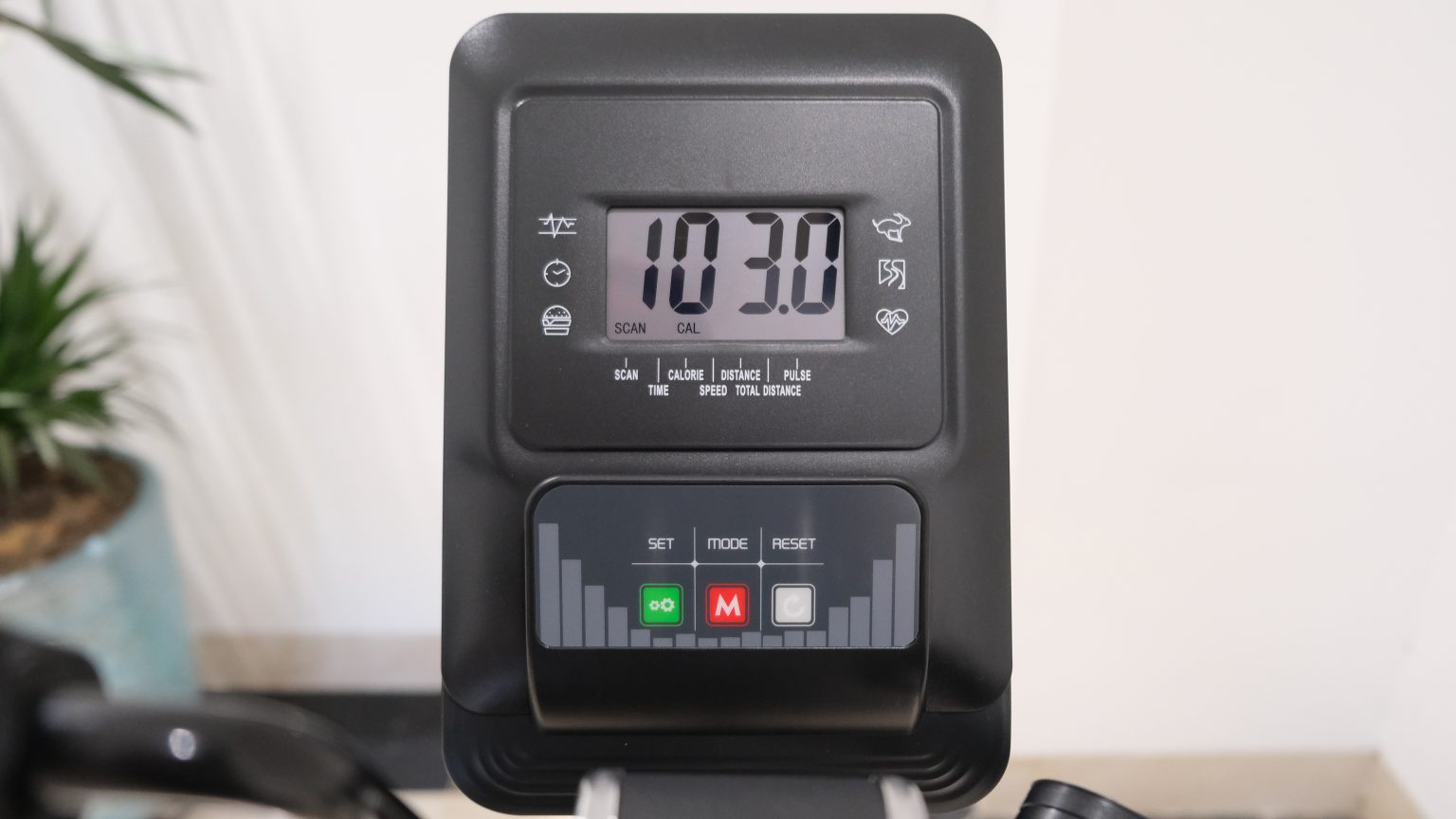 Xe đạp phục hồi chức năng TK8601R điều chỉnh yên linh hoạt, lưng dựa thoáng khí êm ái, tải trọng 120kg chắc chắn, bánh đà 3kg điều chỉnh nặng nhẹ linh hoạt cho người sử dụng.