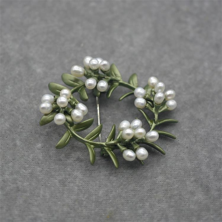 Cài áo  thời trang vòng nguyệt quế lá xanh phối ngọc trai nước ngọt GC202
