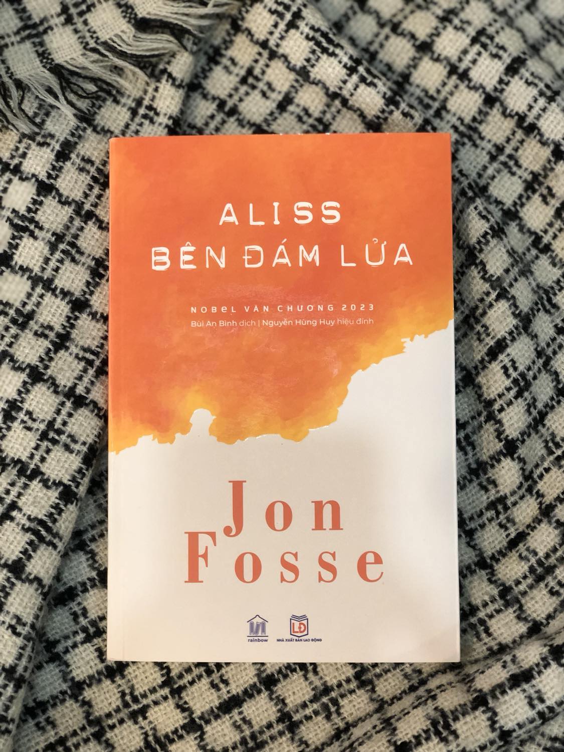 Sách - Aliss Bên Đám Lửa - Jon Fosse (tác giả Nobel Văn chương 2023) - Rainbow Books
