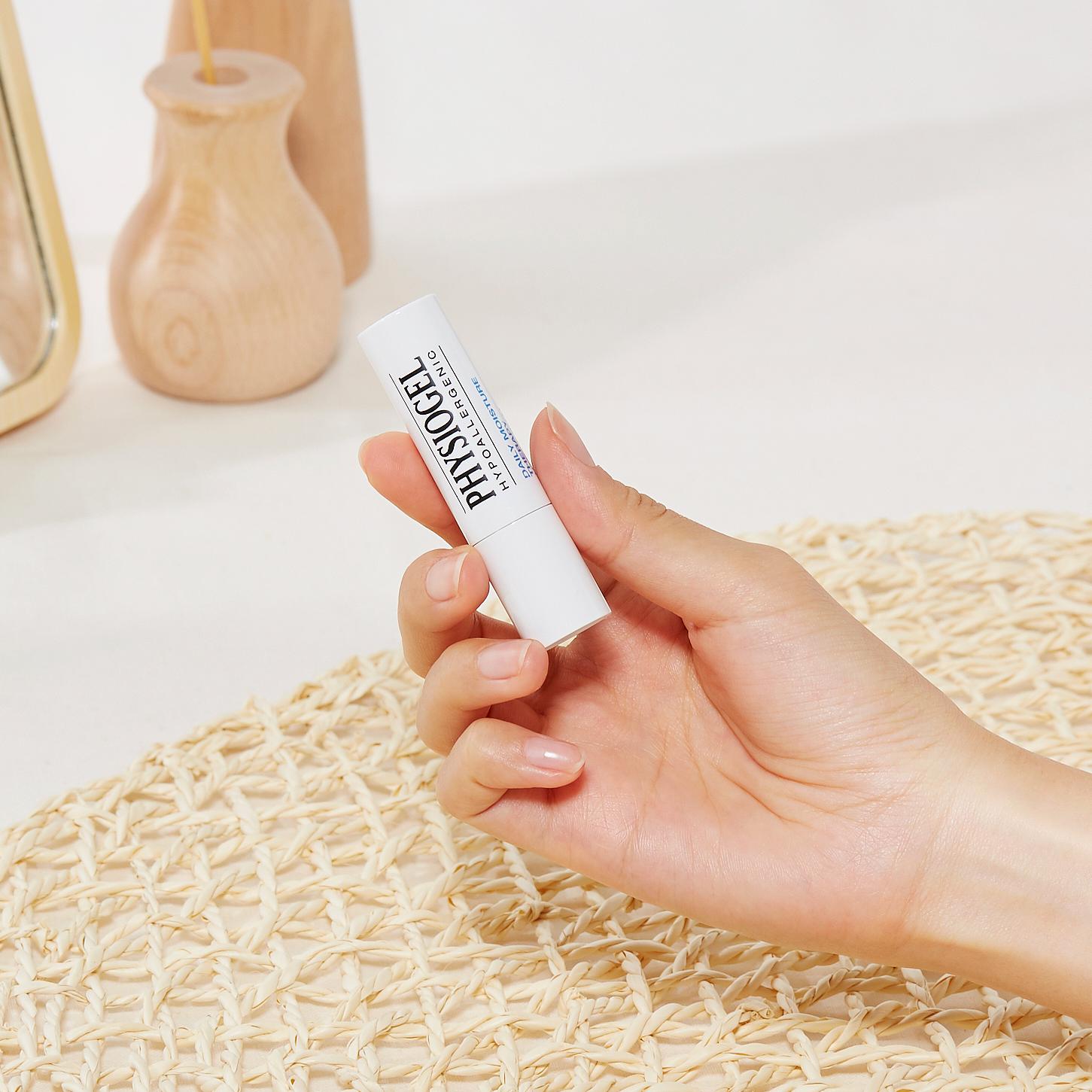 Son dưỡng môi cấp ẩm dịu nhẹ Physiogel Daily Moisture Therapy Mild Lip Balm 4.2gr
