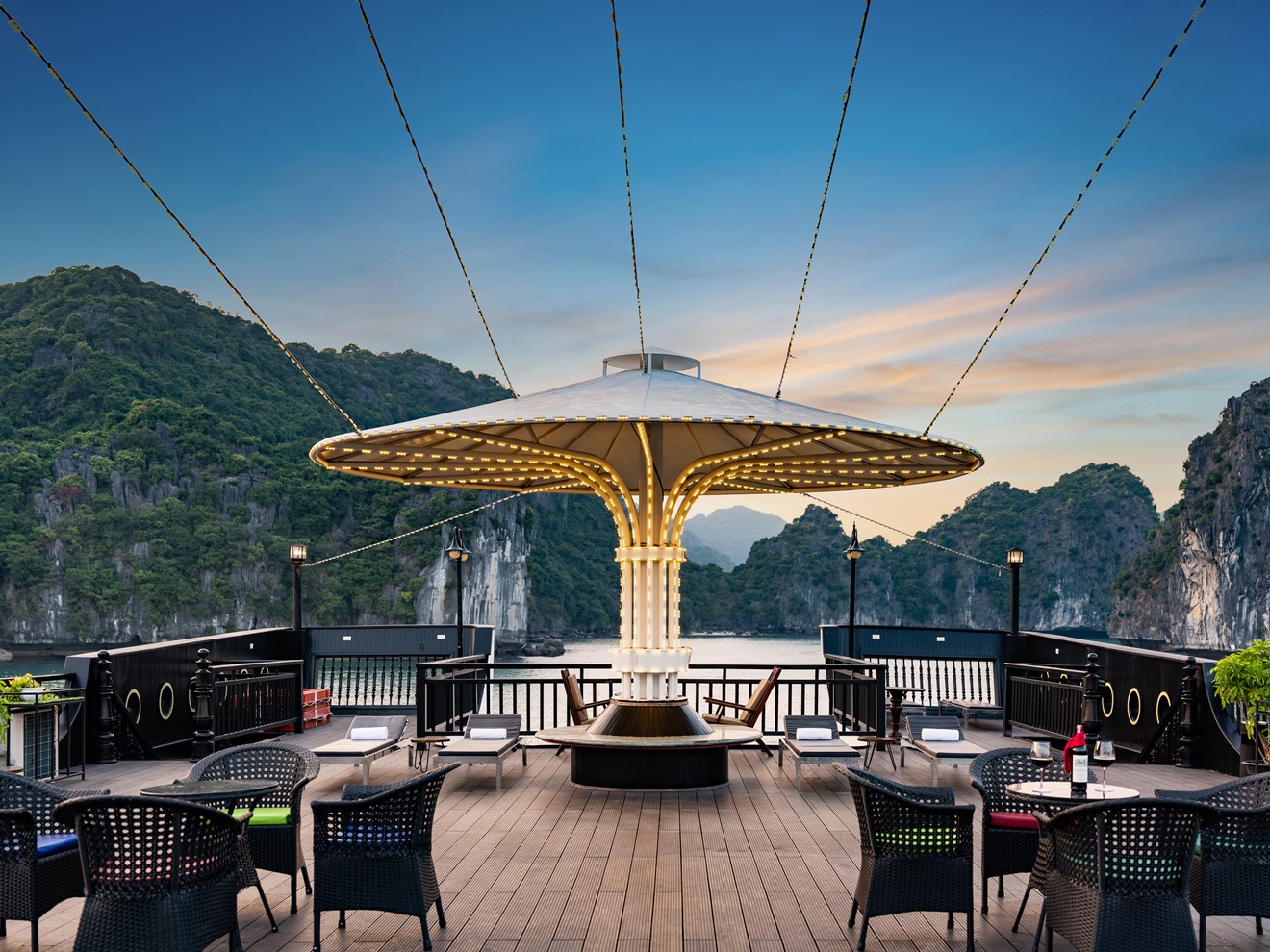 Voucher 2N1Đ Ngủ Đêm Trên Du Thuyền 5 sao Rita Cruise Sang Trọng Tại Vịnh Hạ Long