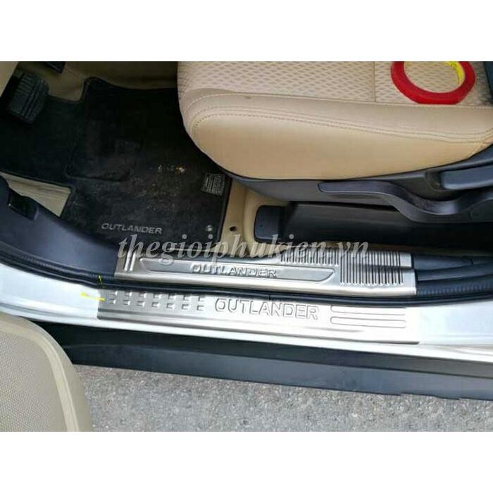 Bộ sản phẩm ỐP BẬC CỐP VÀ BẬC CỬA Inox xe Mitsubishi Outlander