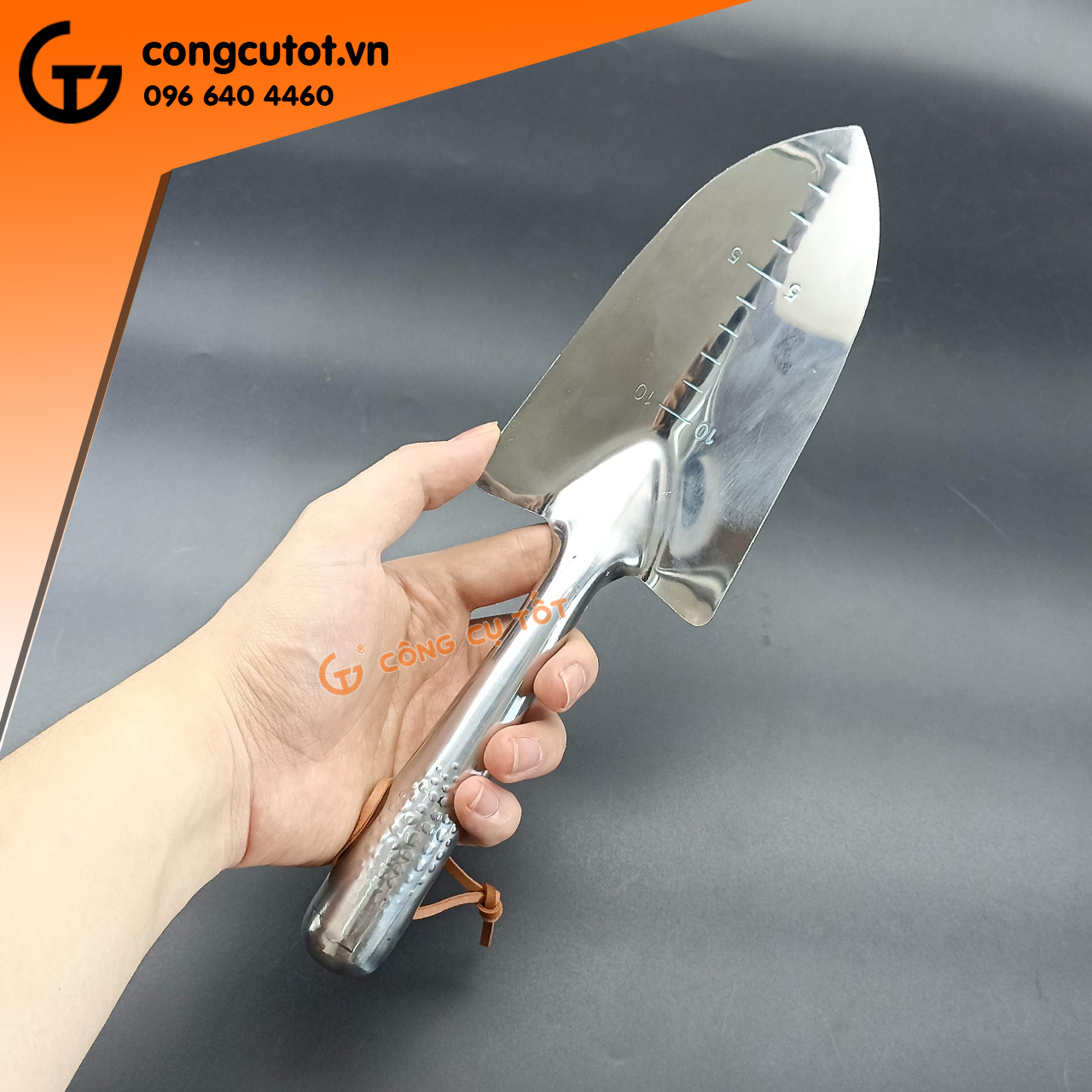 Xẻng trồng củ inox cán sần lưỡi mũi nhọn khắc vạch