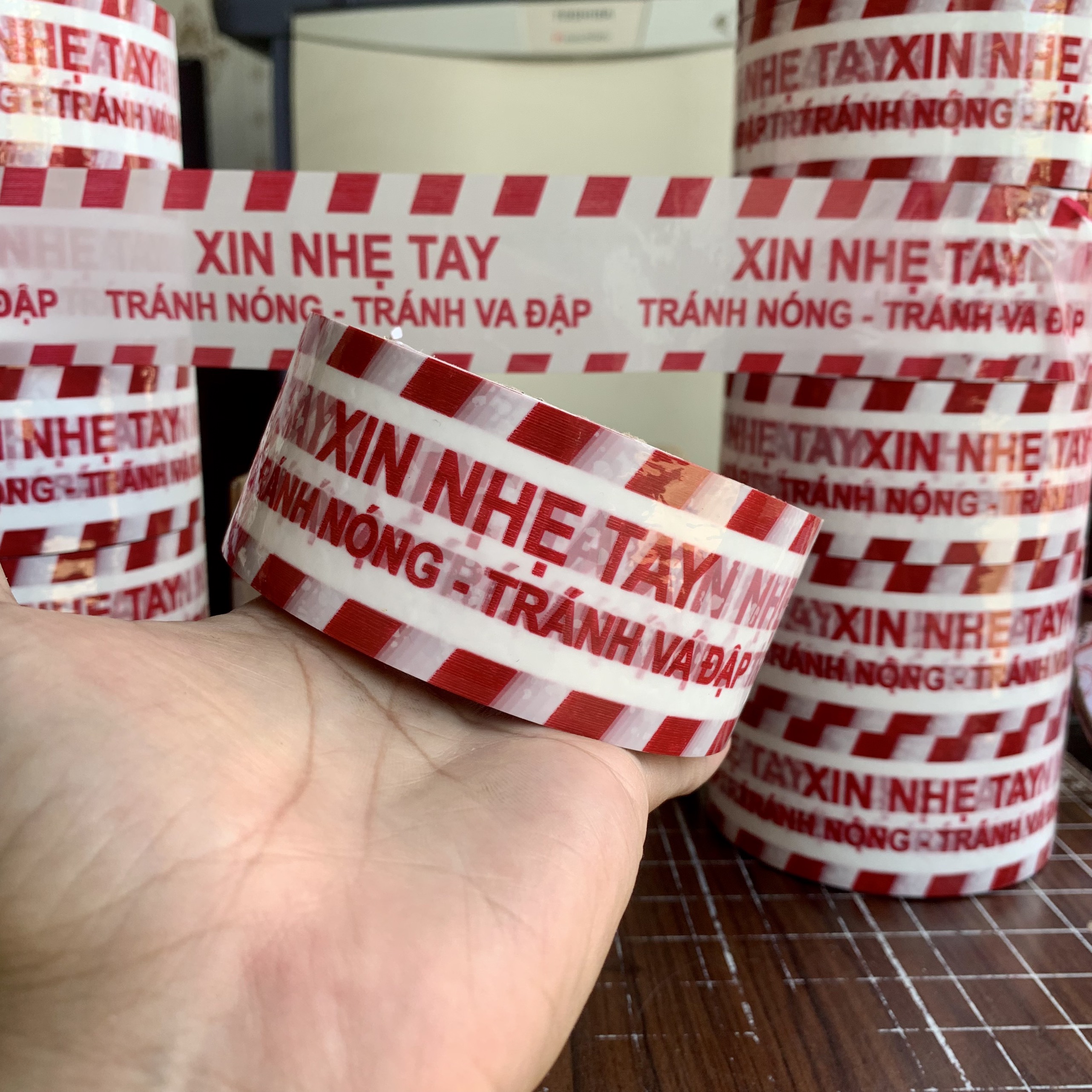 Cuộn Băng keo " Xin Nhẹ Tay " - Bản 48mm 100Y SPP111