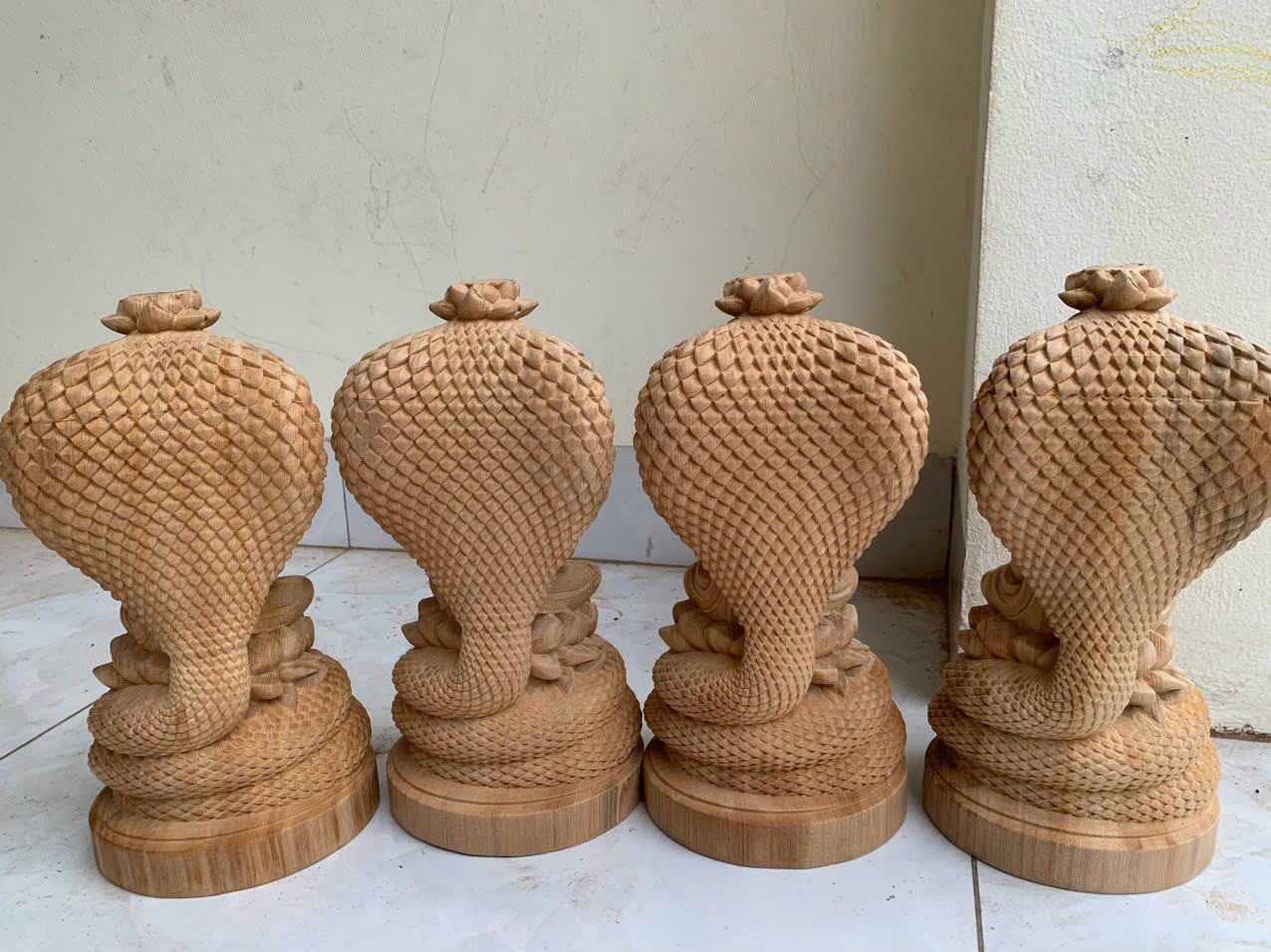 Tượng thần rắn bảo vệ đức phật xông trầm bằng gỗ ngọc am kt cao 30×11×10cm