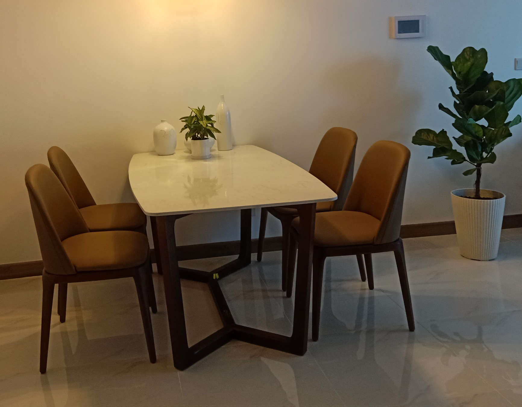 Bộ bàn Concorde + 4 ghế Grace không tay