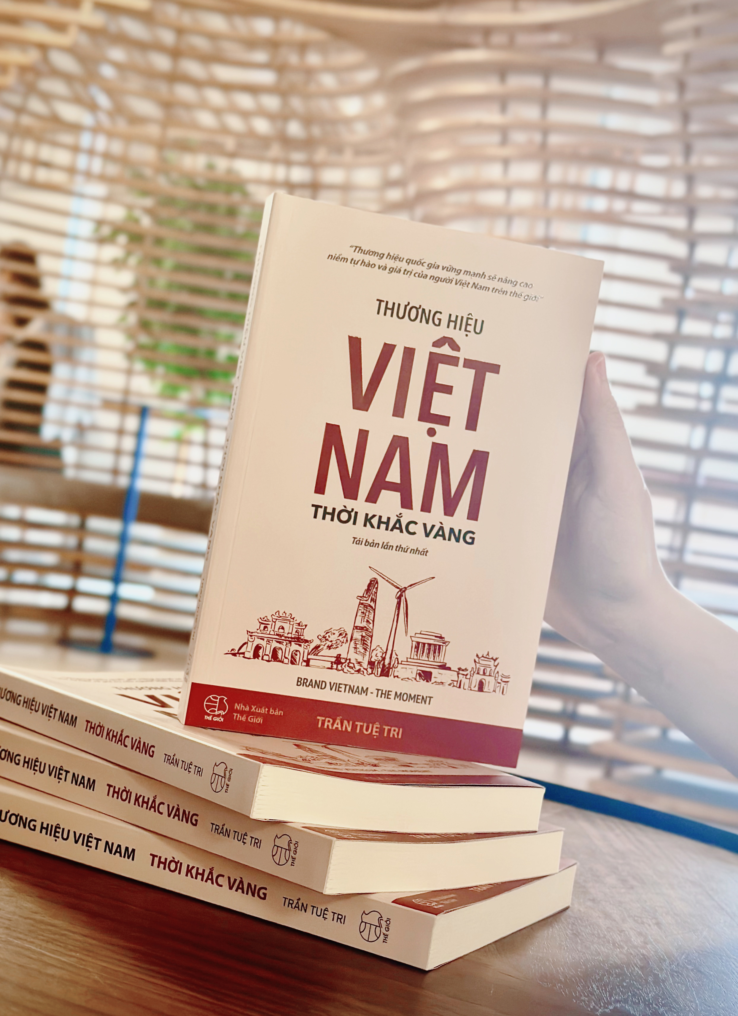 THƯƠNG HIỆU VIỆT NAM - THỜI KHẮC VÀNG (BRAND VIETNAM THE MOMENT) - Trần Tuệ Tri - (bìa mềm)