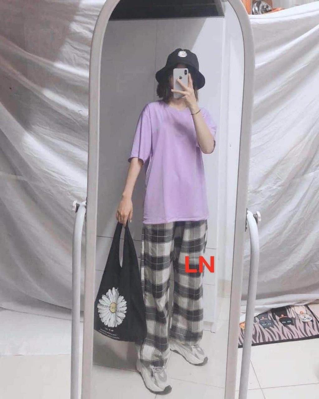 Sét bộ áo trơn và quần kẻ màu phong cách