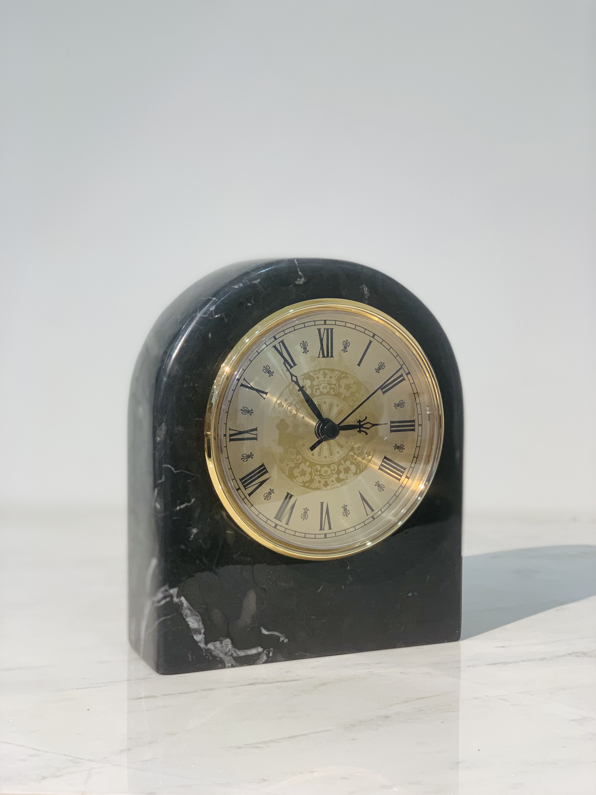 Đồng hồ để bàn đá tự nhiên DH02 bầu dục màu Đen chỉ trắng (Mặt số La mã)