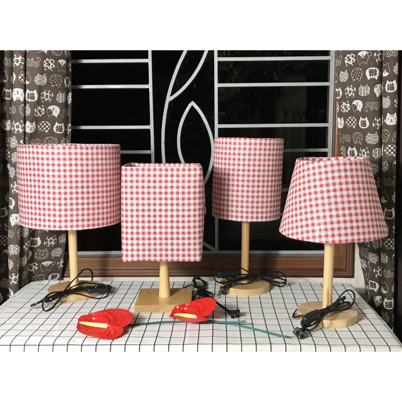 Đèn ngủ DB-A03 CARO ĐỎ, đèn bàn ngủ chân gỗ cao cấp, chao vải bố linen dễ thương, công tắc bật tắc, tặng kèm bóng