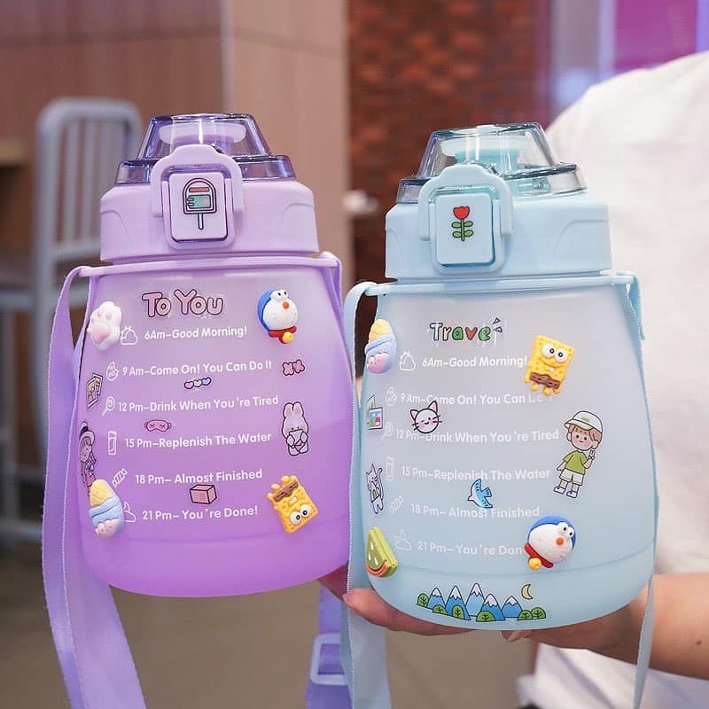 BÌNH NƯỚC CHIA VẠCH STICKER CÓ ỐNG HÚT, DUNG TÍCH 1300ML TIỆN DỤNG