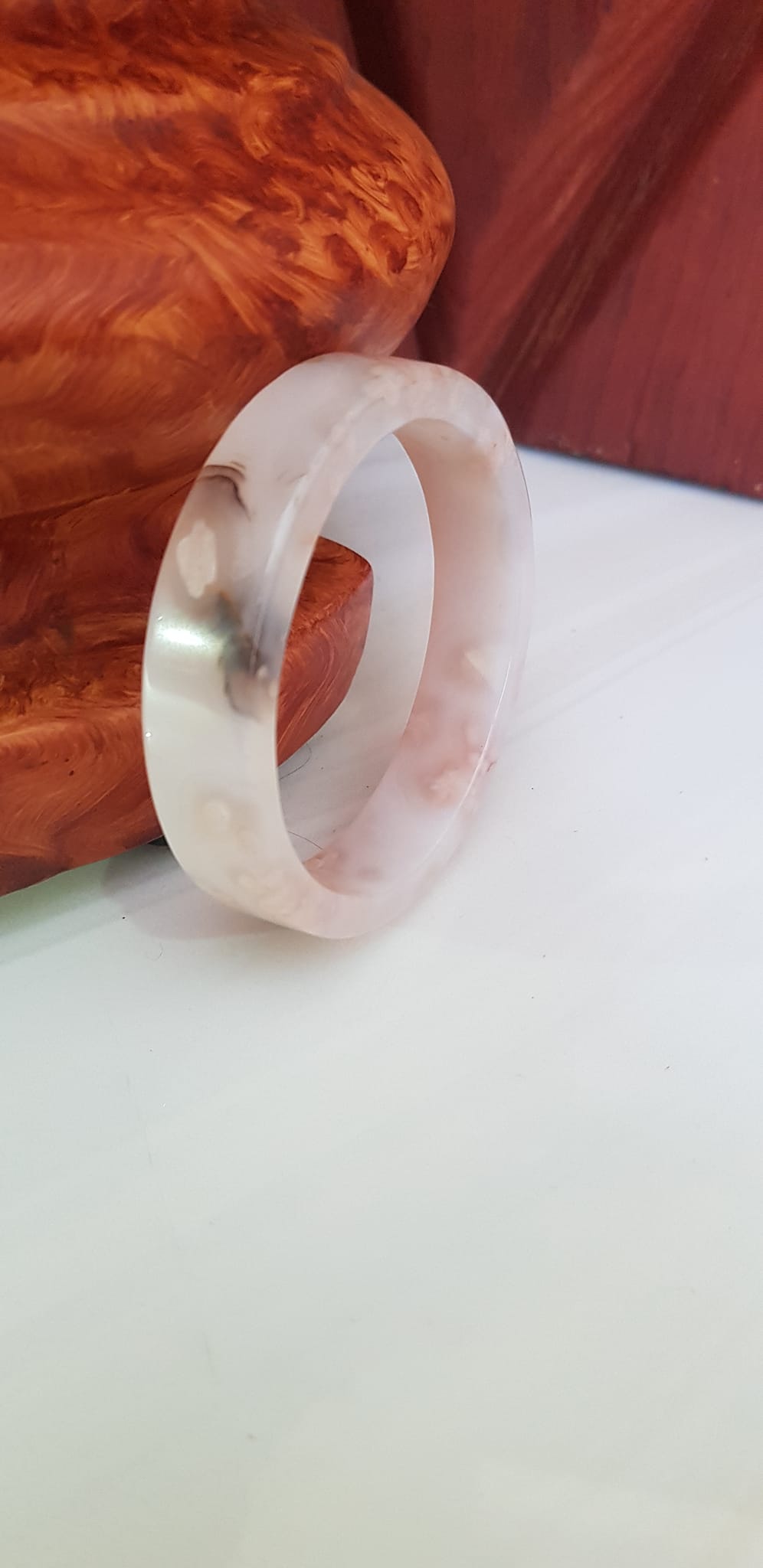 Vòng tay Nữ Mã Não Bản Vuông trắng bông hoa vân Ni 54mm x cao 13mm x dầy 6mm Nữ mệnh Kim mệnh Thủy 52kg - 55kg đeo đẹp xinh tay lắm ạ