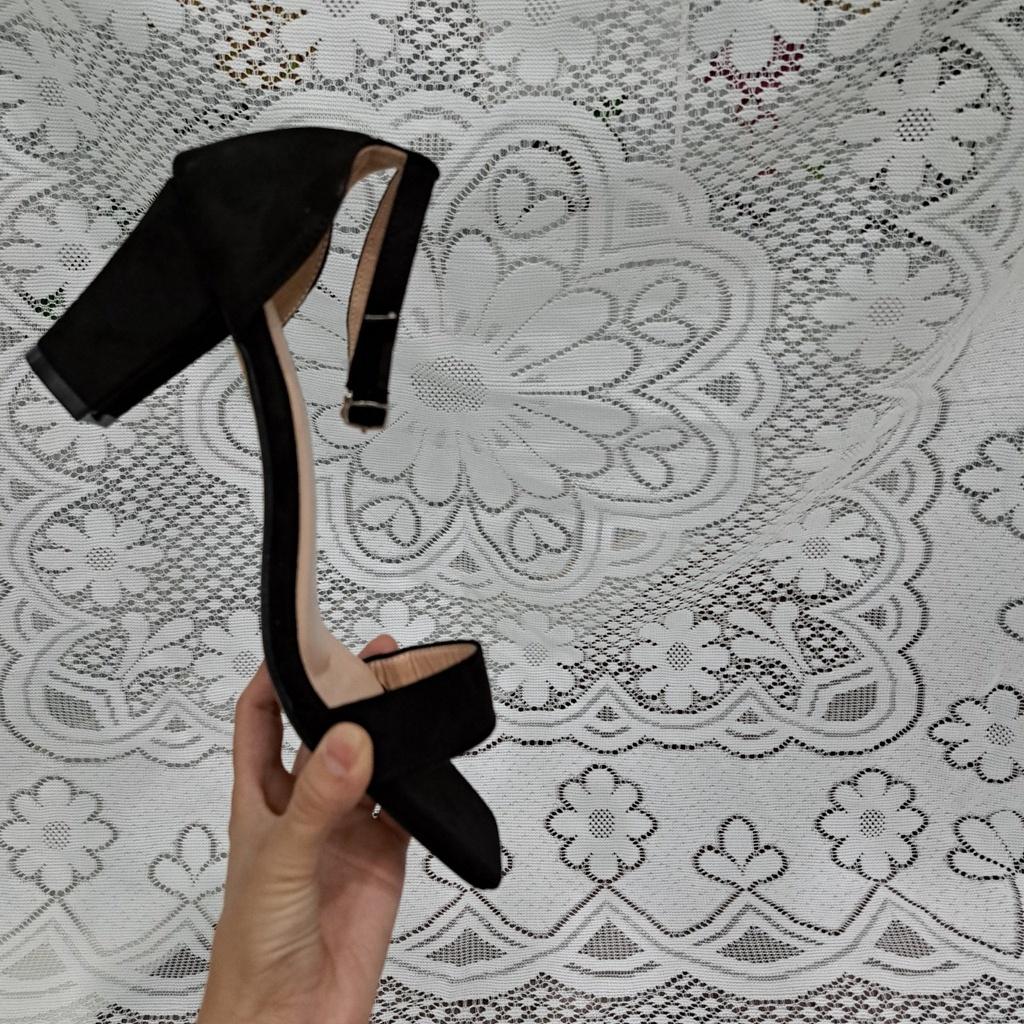Giày sandal cao gót big size nữ 40 41 42 quai ngang thời trang màu đen gót vuông mũi vuông cao 7 phân